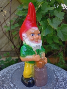 Gartenzwerg am Holz hacken, 35 cm hoch 1
