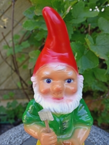 Gartenzwerg am Holz hacken, 35 cm hoch 5