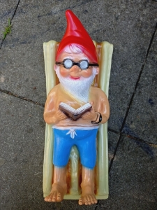 Gartenzwerg auf Luftmatratze, 40 cm lang 1