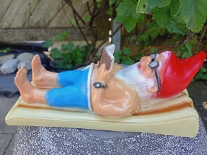 Gartenzwerg auf Luftmatratze, 40 cm lang 2