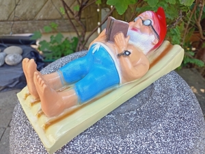 Gartenzwerg auf Luftmatratze, 40 cm lang 3