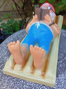 Gartenzwerg auf Luftmatratze, 40 cm lang 4