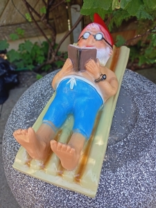 Gartenzwerg auf Luftmatratze, 40 cm lang 5