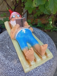 Gartenzwerg auf Luftmatratze, 40 cm lang 6