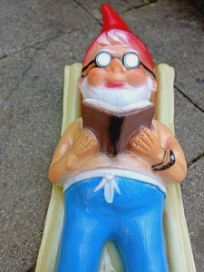 Gartenzwerg auf Luftmatratze, 40 cm lang 7