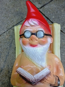 Gartenzwerg auf Luftmatratze, 40 cm lang 8