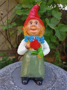 Frau Gartenzwerg mit Rose, Dekofigur für den Garten, 35 cm 1