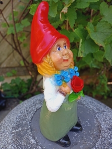 Frau Gartenzwerg mit Rose, Dekofigur für den Garten, 35 cm 3