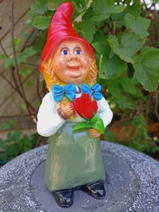 Frau Gartenzwerg mit Rose, Dekofigur für den Garten, 35 cm 2