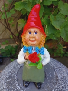 Frau Gartenzwerg mit Rose, Dekofigur für den Garten, 35 cm 8