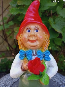 Frau Gartenzwerg mit Rose, Dekofigur für den Garten, 35 cm 7