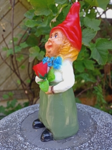 Frau Gartenzwerg mit Rose, Dekofigur für den Garten, 35 cm 6
