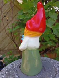 Frau Gartenzwerg mit Rose, Dekofigur für den Garten, 35 cm 5