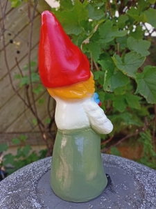 Frau Gartenzwerg mit Rose, Dekofigur für den Garten, 35 cm 4