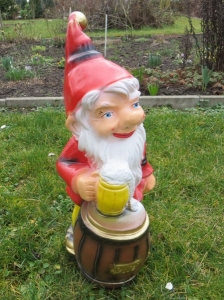 Gartenzwerg mit Bierfass 43 cm hoch