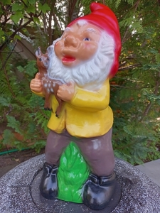 Gartenzwerg mit Rehkitz, 45 cm hoch 4