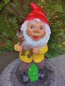 Gartenzwerg mit Rehkitz, 45 cm hoch 3