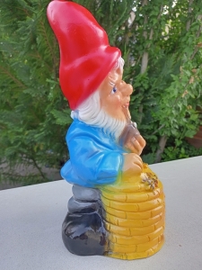 Gartenzwerg mit Bienenkorb, 33 cm hoch 4