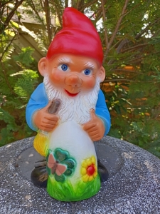 Gartenzwerg mit Osterei, 27 cm hoch 1