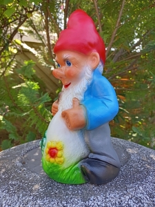 Gartenzwerg mit Osterei, 27 cm hoch 2