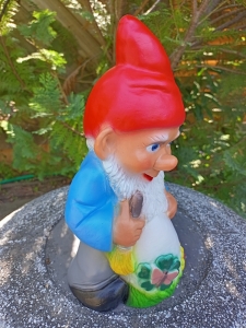 Gartenzwerg mit Osterei, 27 cm hoch 7