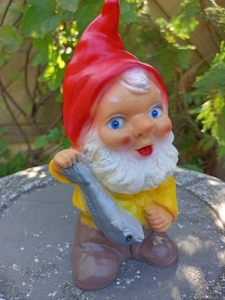 Kleiner Gartenzwerg mit Fisch, 20 cm hoch 1