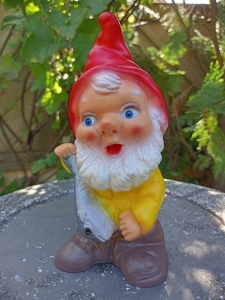 Kleiner Gartenzwerg mit Fisch, 20 cm hoch 2