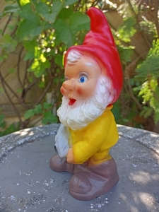 Kleiner Gartenzwerg mit Fisch, 20 cm hoch 3