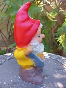 Kleiner Gartenzwerg mit Fisch, 20 cm hoch 6