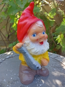 Kleiner Gartenzwerg mit Fisch, 20 cm hoch 7