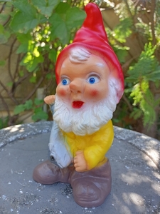 Kleiner Gartenzwerg mit Fisch, 20 cm hoch 8