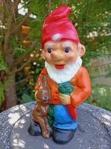 Gartenzwerg mit Hase, 27 cm hoch 1