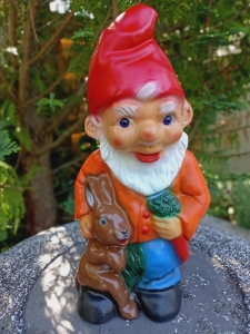 Gartenzwerg mit Hase, 27 cm hoch 9