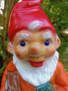 Gartenzwerg mit Hase, 27 cm hoch 2