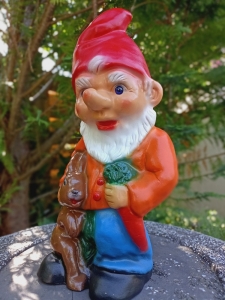 Gartenzwerg mit Hase, 27 cm hoch 3