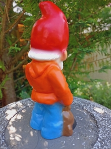 Gartenzwerg mit Hase, 27 cm hoch 6