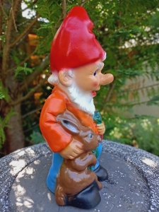 Gartenzwerg mit Hase, 27 cm hoch 7