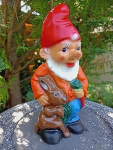 Gartenzwerg mit Hase, 27 cm hoch 8