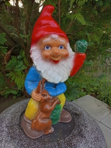 Gartenzwerg mit Hase, 45 cm hoch 2