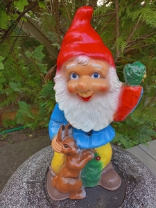 Gartenzwerg mit Hase, 45 cm hoch 1