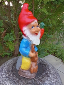 Gartenzwerg mit Hase, 45 cm hoch 3