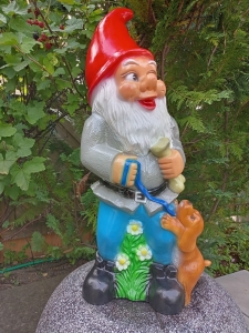 Grosser Gartenzwerg XXL mit bettelndem Hund, 70 cm, vorne
