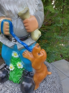 Grosser Gartenzwerg XXL mit bettelndem Hund, 70 cm, Hund und Knochen