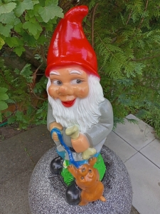 Grosser Gartenzwerg XXL mit bettelndem Hund, 70 cm, von oben
