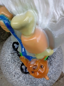 Grosser Gartenzwerg XXL mit bettelndem Hund, 70 cm, Knochen