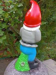 Grosser Gartenzwerg XXL mit bettelndem Hund, 70 cm, hinten