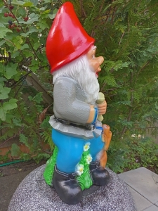 Grosser Gartenzwerg XXL mit bettelndem Hund, 70 cm, rechts