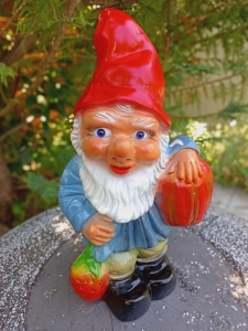 Gartenzwerg mit Kürbis, 27 cm hoch 1