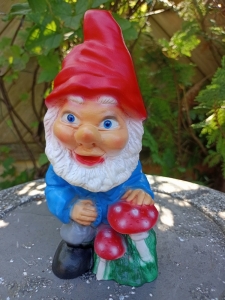 Kleiner Gartenzwerg mit Fliegenpilzen, 20 cm hoch 1