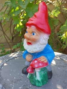 Kleiner Gartenzwerg mit Fliegenpilzen, 20 cm hoch 2